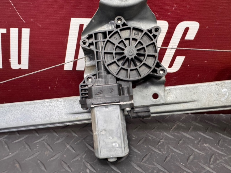 Стеклоподъемник    двери