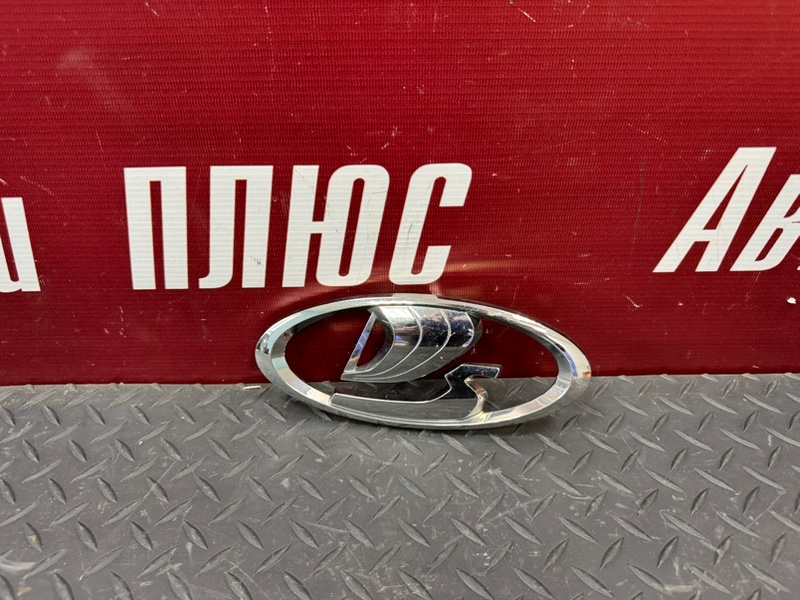 Эмблема решетки радиатора