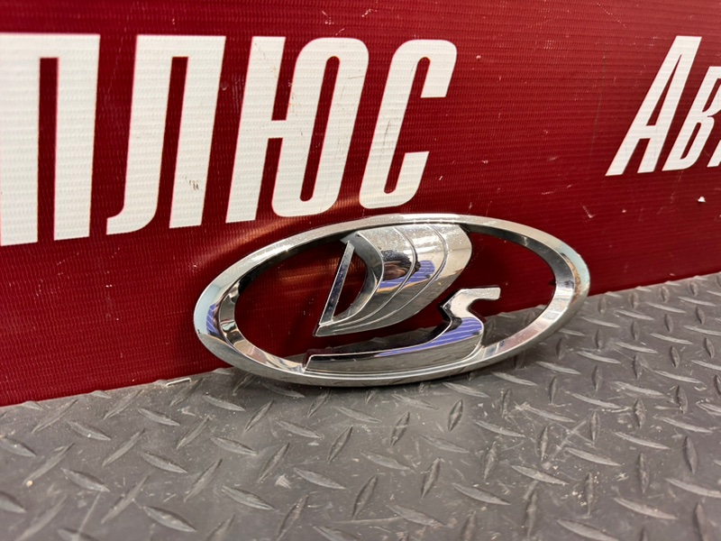 Эмблема решетки радиатора