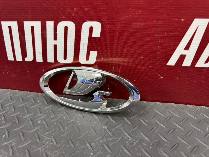 Эмблема решетки радиатора