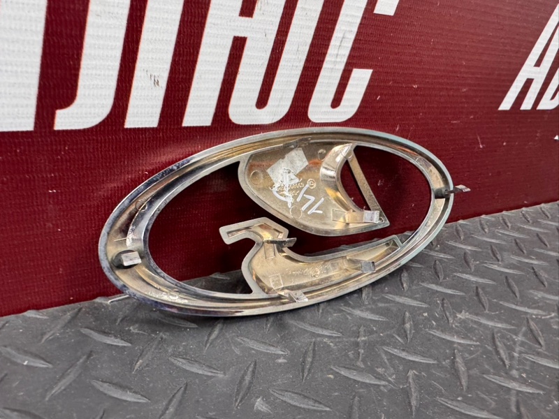 Эмблема решетки радиатора