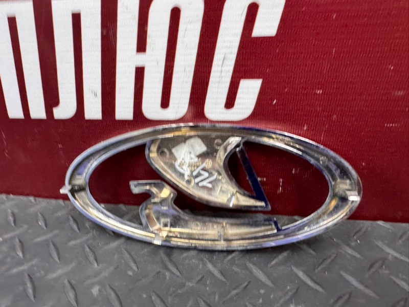 Эмблема решетки радиатора