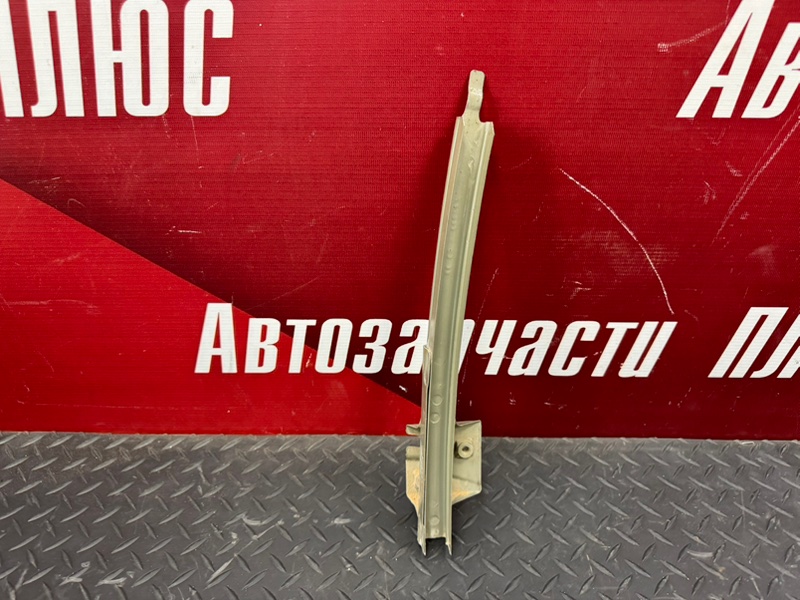 Направляющая стекла     двери