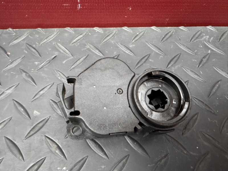 Сервопривод заслонки печки