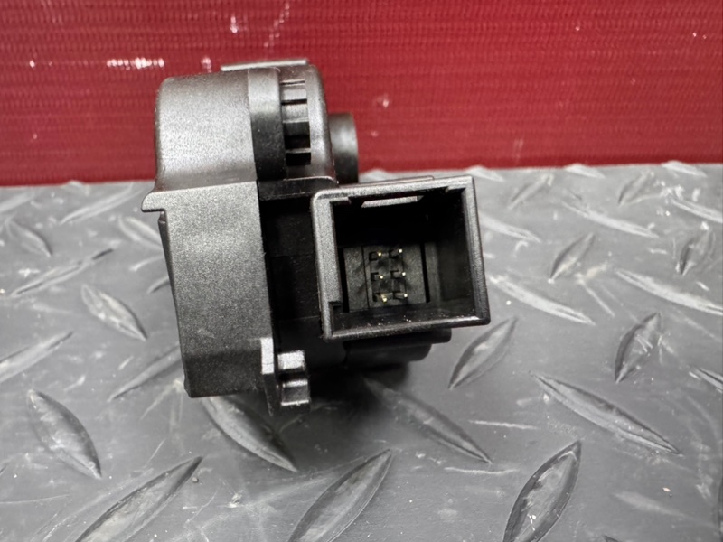 Сервопривод заслонки печки