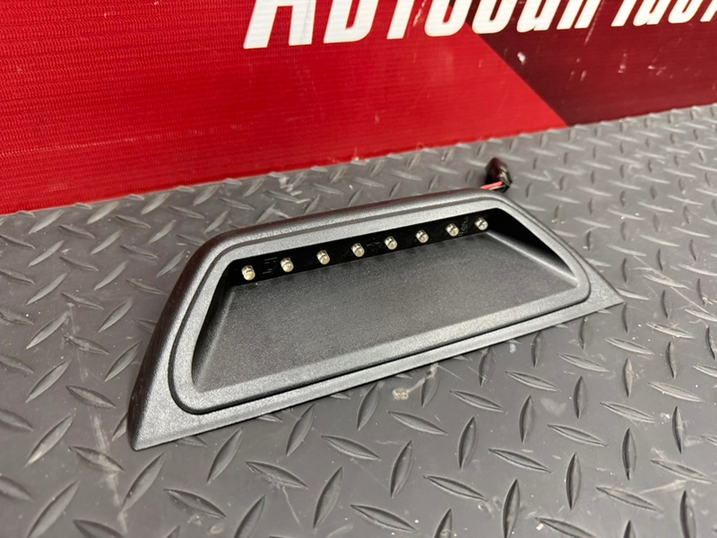 Стоп-сигнал за стеклом