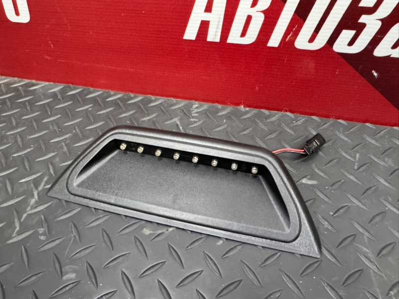 Стоп-сигнал за стеклом