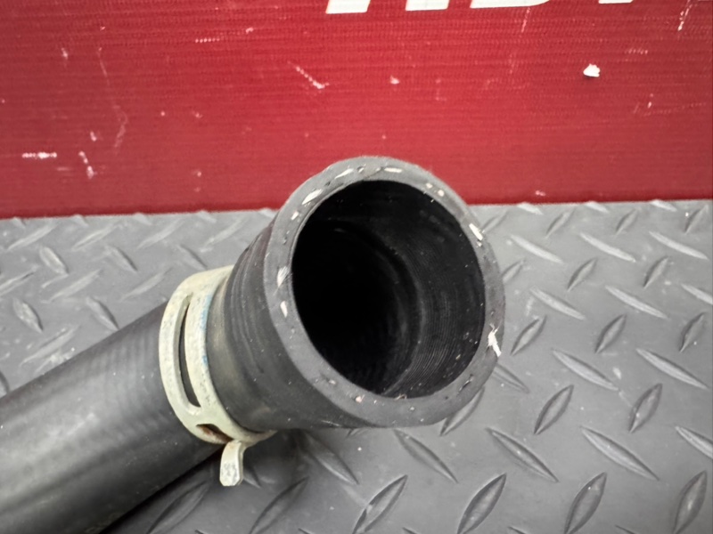 Верхний патрубок радиатора