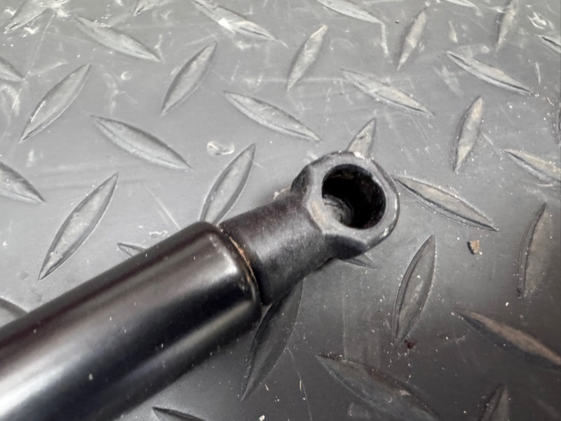 Амортизатор капота