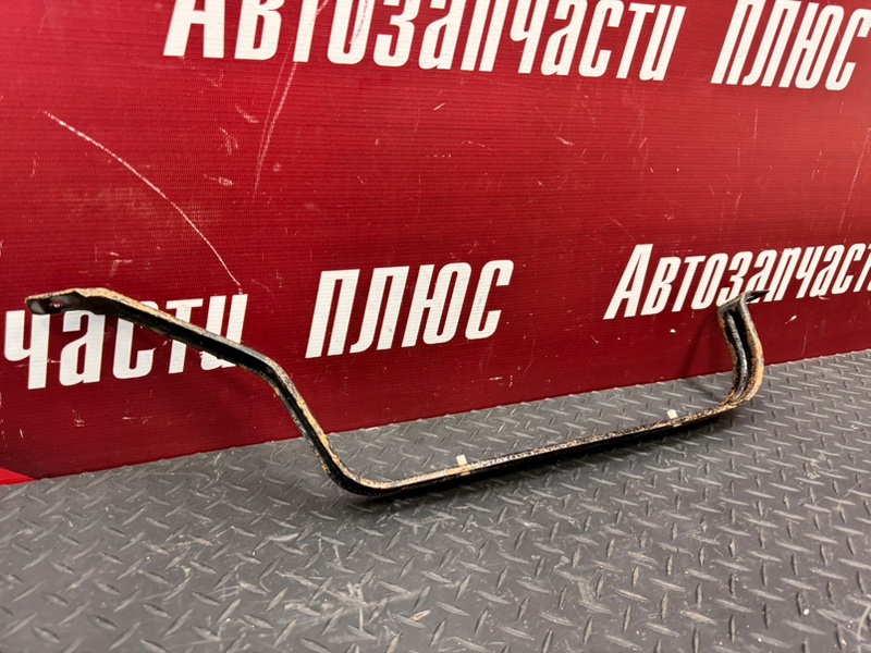 Крепление топливного бака