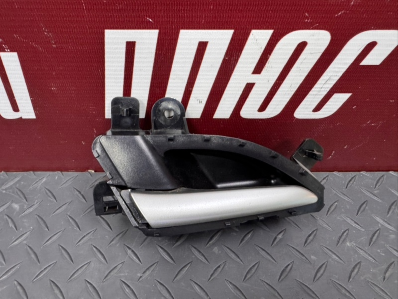 Внутренняя  ручка двери