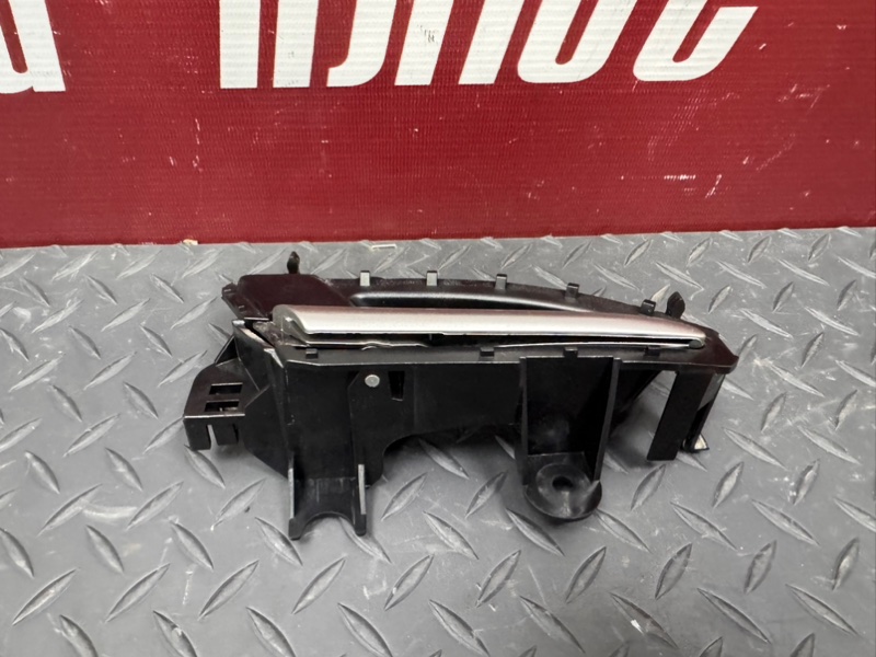 Внутренняя  ручка двери