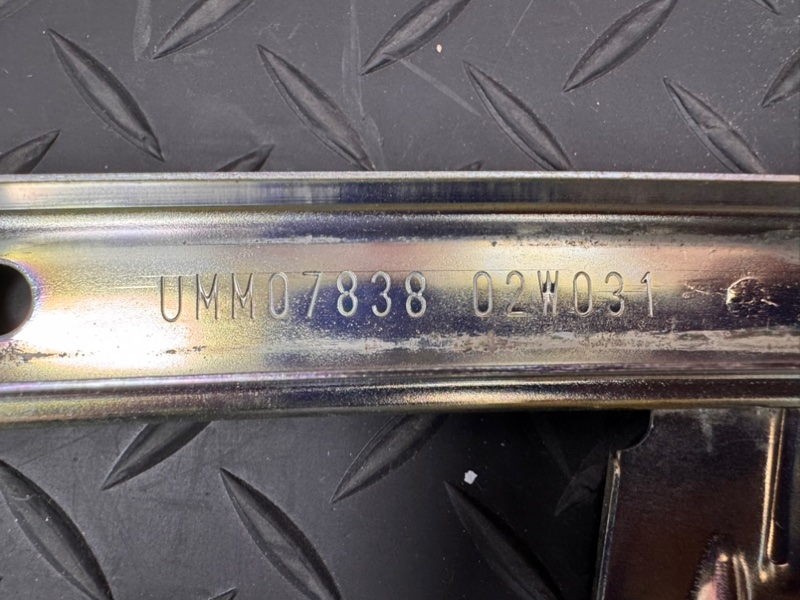 Направляющая стекла     двери