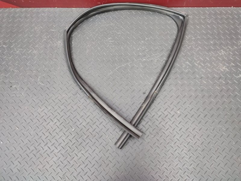 Уплотнитель стекла двери