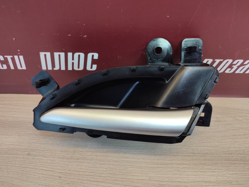 внутренняя ручка двери