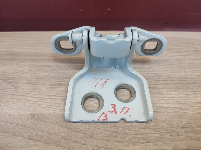 Петля двери