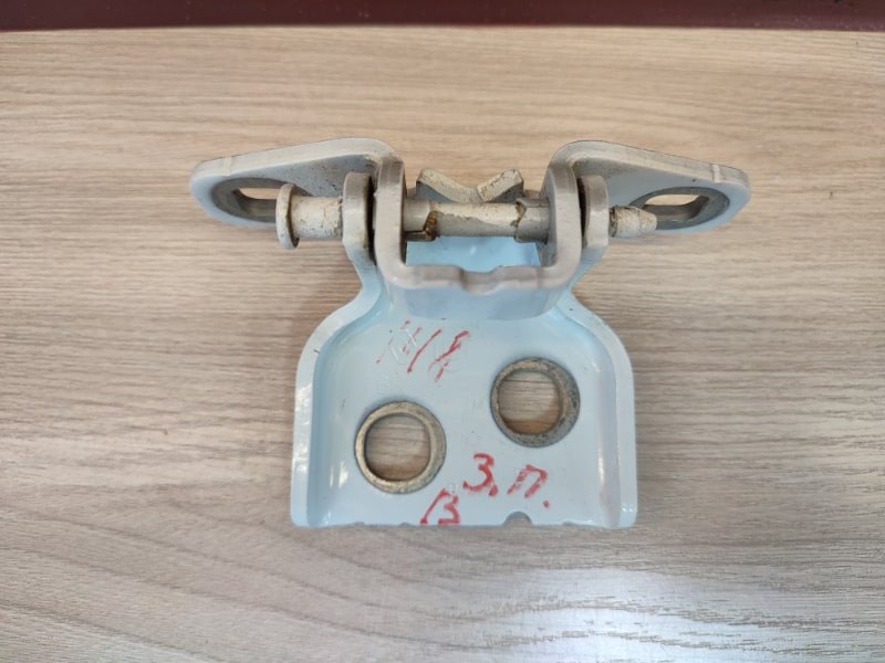 Петля двери