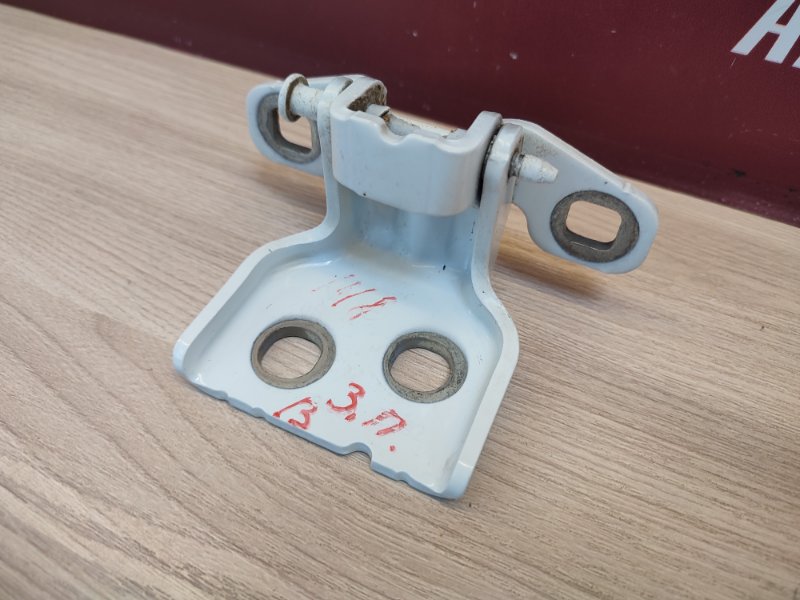 Петля двери