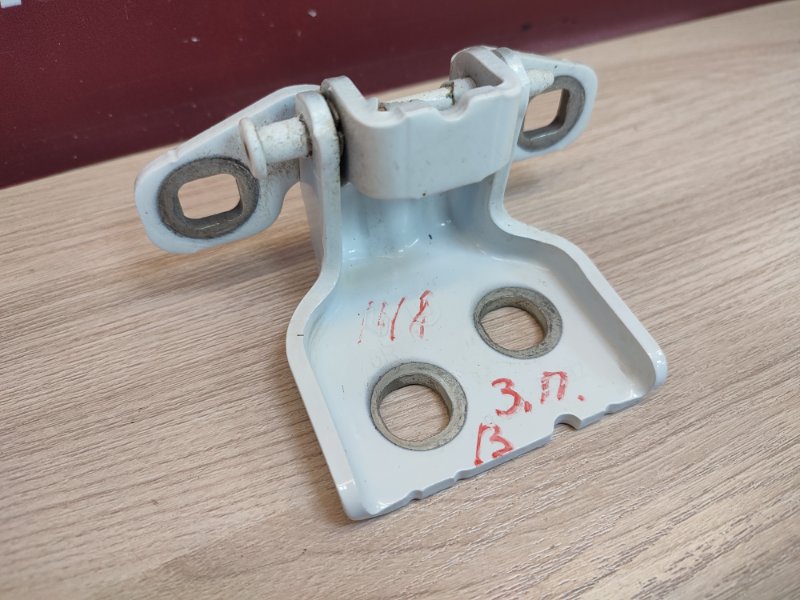 Петля двери