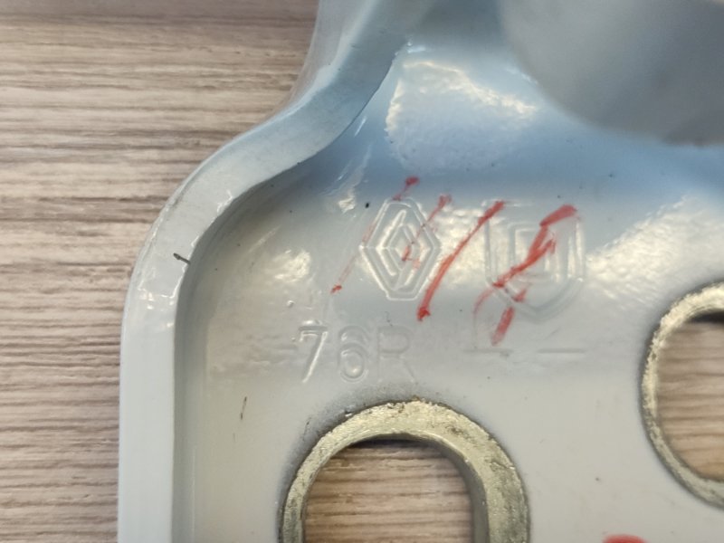 Петля двери