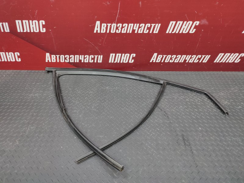 Уплотнитель стекла      двери