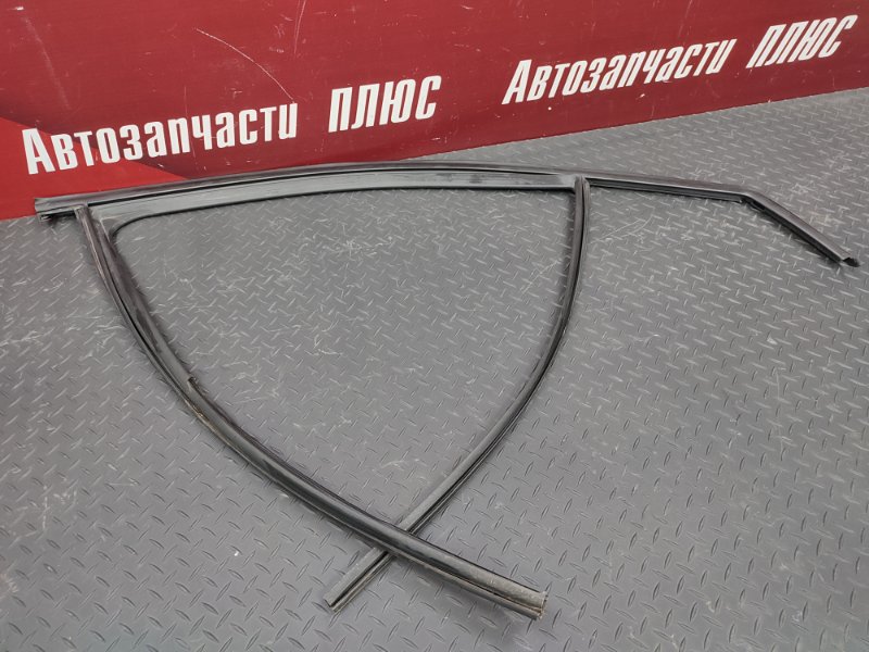 Уплотнитель стекла      двери