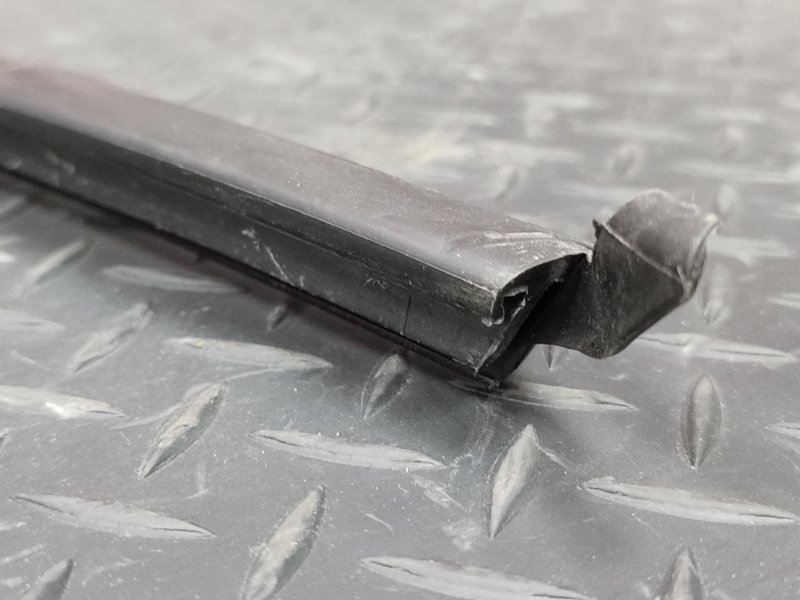 Уплотнитель стекла      двери