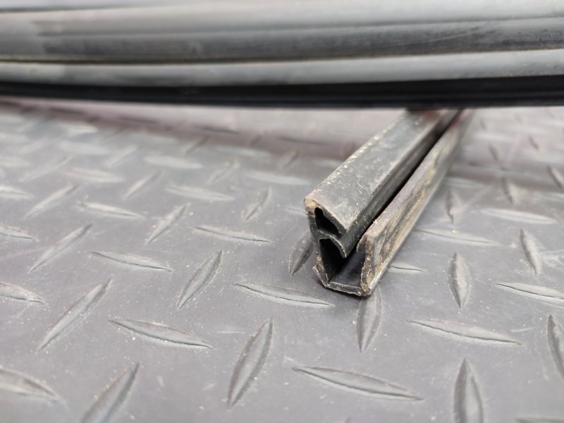 Уплотнитель стекла      двери