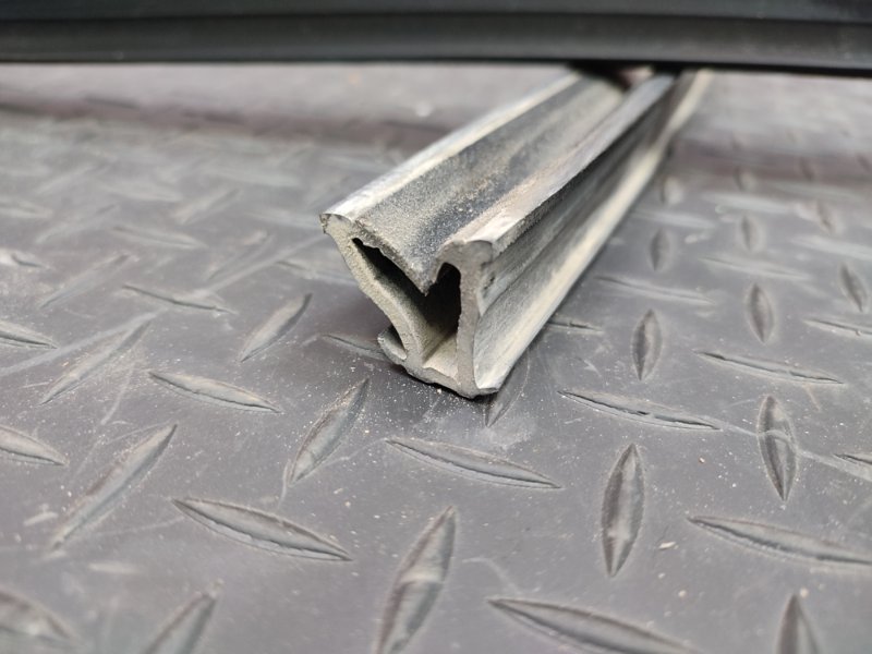 Уплотнитель стекла двери