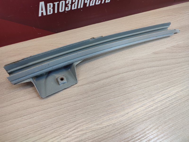 Направляющая стекла     двери