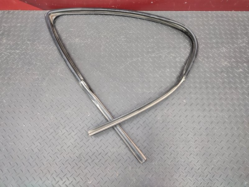 Уплотнитель стекла двери