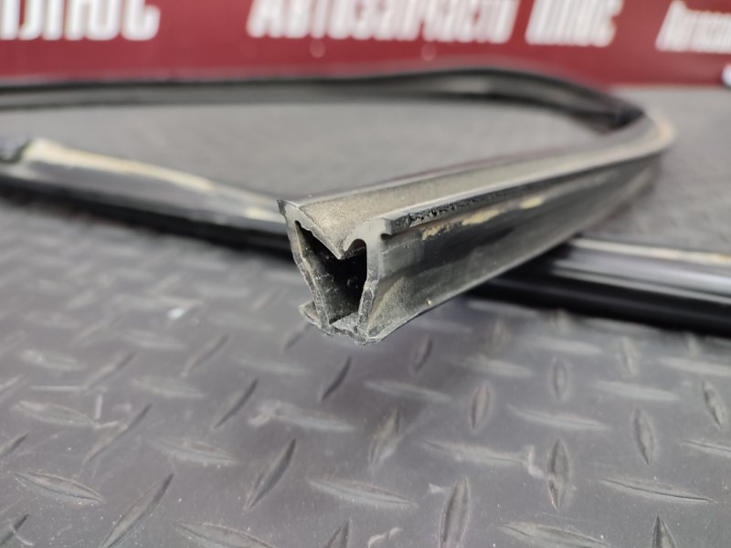 Уплотнитель стекла двери