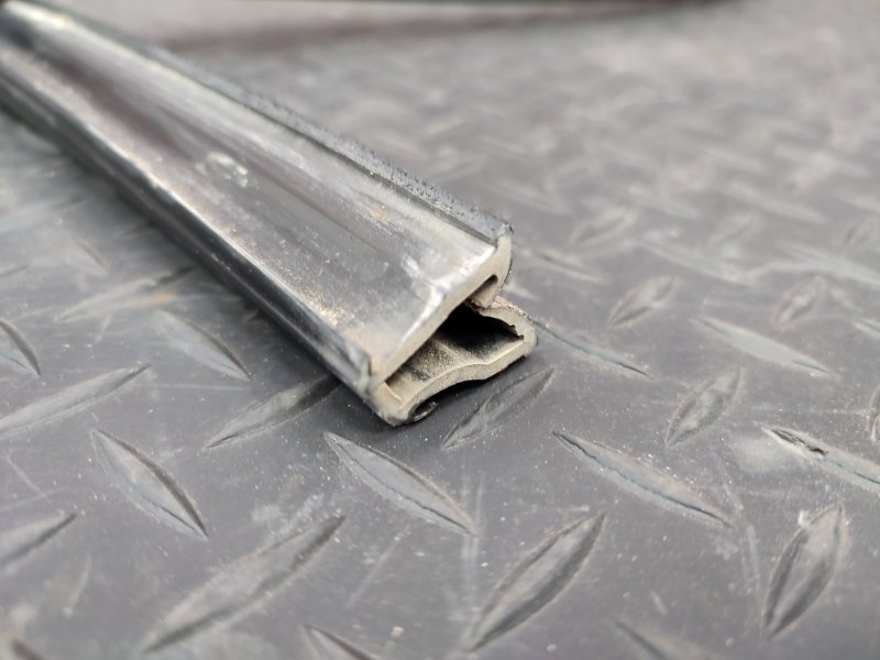 Уплотнитель стекла двери