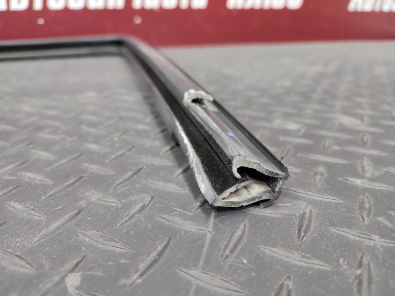 Уплотнитель стекла двери