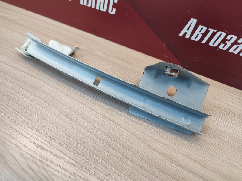 Направляющая стекла двери