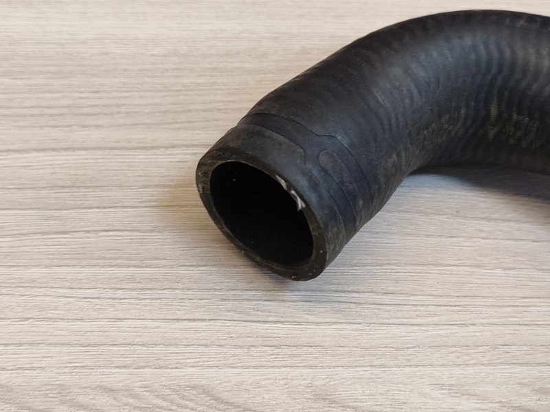 Верхний патрубок радиатора