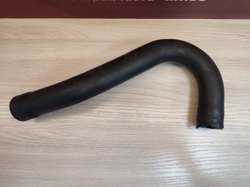 Патрубок вентиляции картерных газов