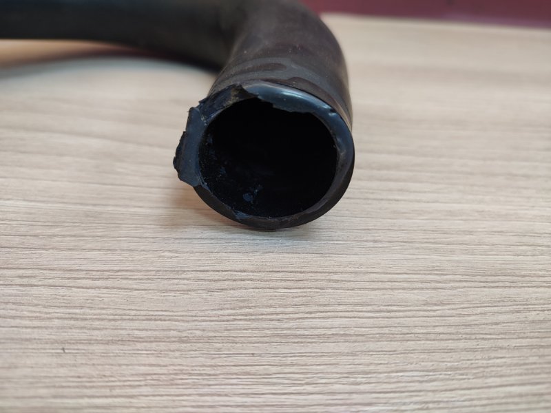 Патрубок вентиляции картерных газов