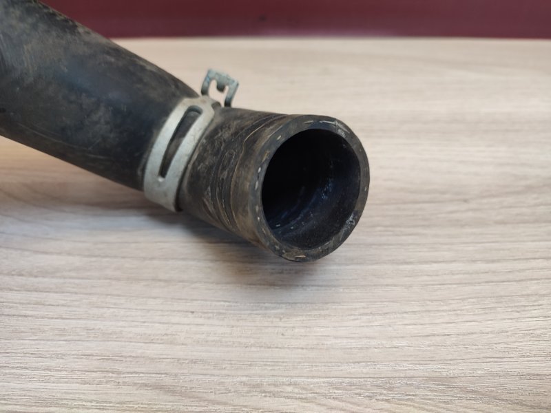 Верхний патрубок радиатора