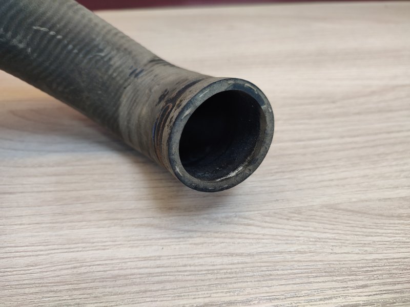 Верхний патрубок радиатора