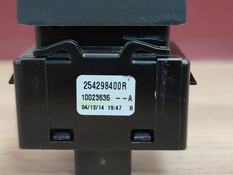 Кнопка блокировки стеклоподъемников