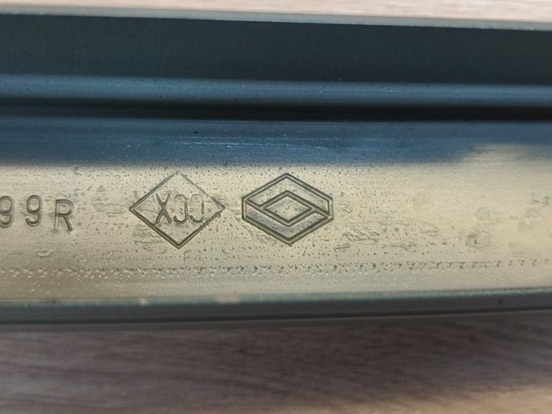 Направляющая стекла     двери