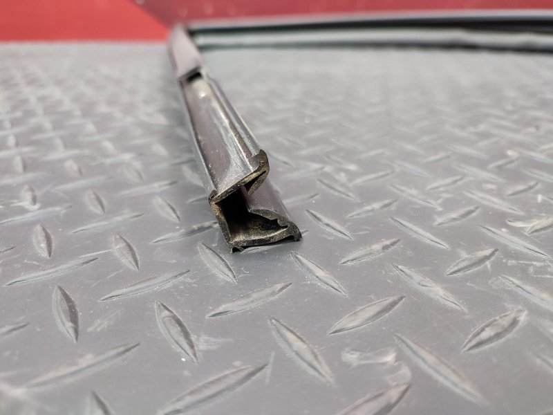 Уплотнитель стекла      двери