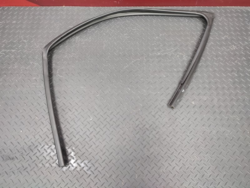 Уплотнитель стекла      двери