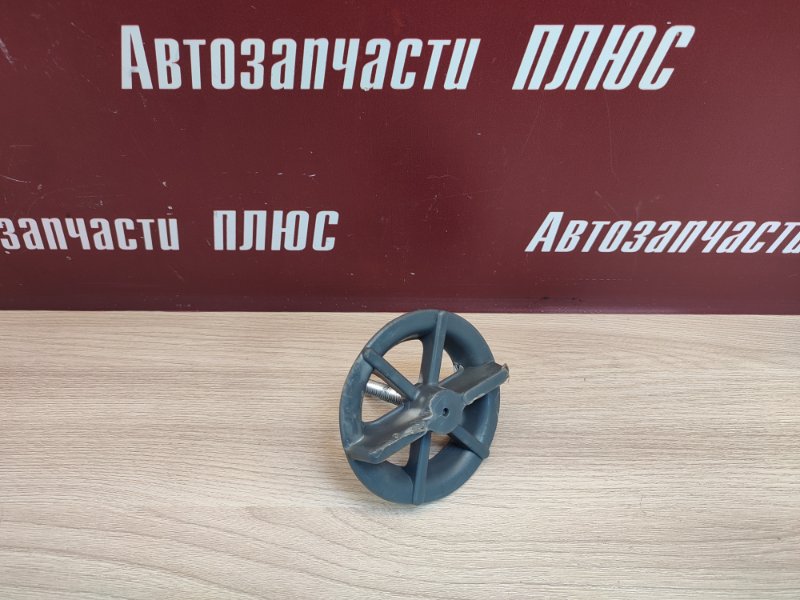 Крепление запасного колеса