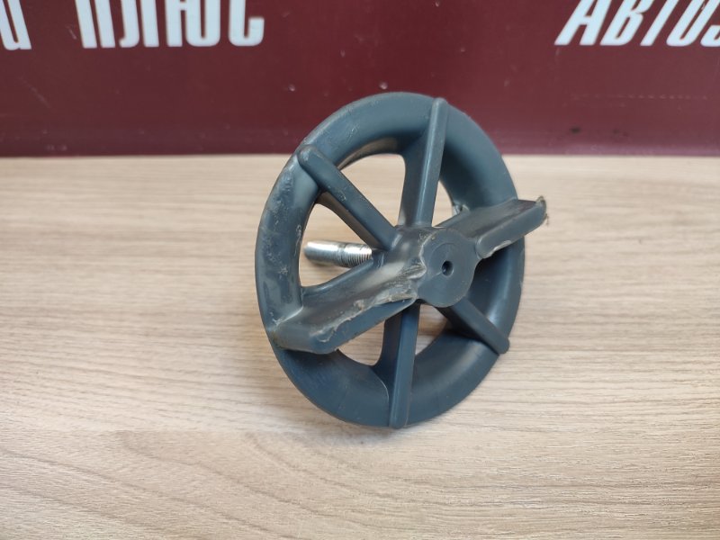 Крепление запасного колеса