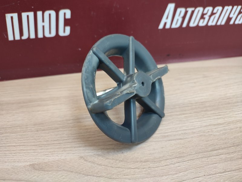 Крепление запасного колеса