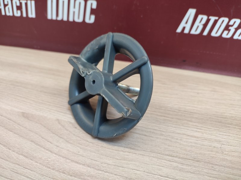 Крепление запасного колеса