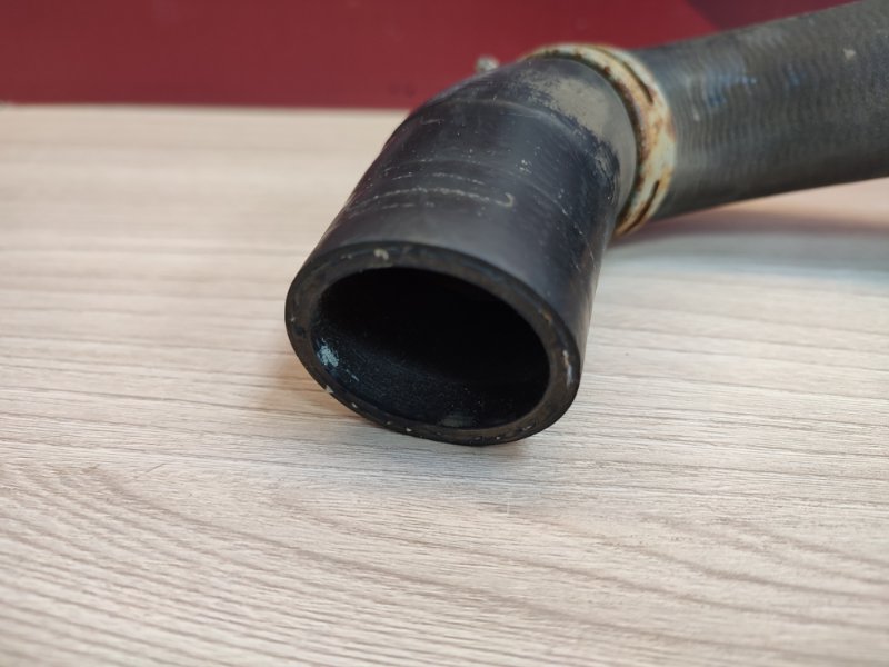 Верхний патрубок радиатора