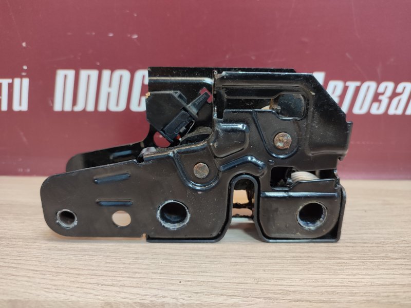 Замок капота